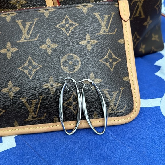 14kt white gold earrings beautiful for rugged wear - Picture 2 of 5